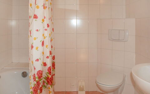 Ai Casell: Salle De Bains, Tuile, Pièce, Propriété, Rideau De Douche, Sol, Céramique, Rideau, Design Intérieur, Mur