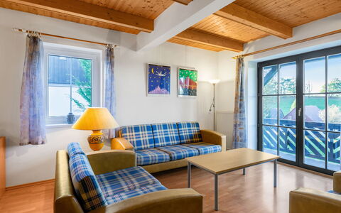 Holiday Hill 51: Meubles, Propriété, Canapé, Table, Fenêtre, Bleu Azur, Confort, Bleu, Ombre, Bois