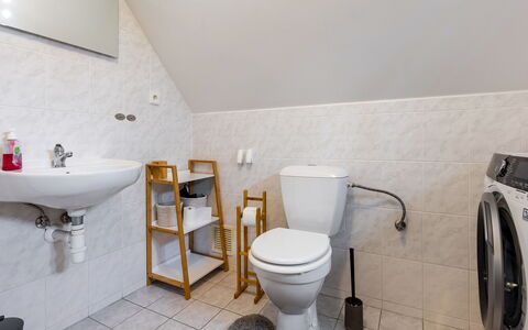 Holiday Hill 67: Luminaire Plomberie, Miroir, Propriété, Évier, Siège De Toilette, Toilette, Blanc, Robinet, Salle De Bains, Violet
