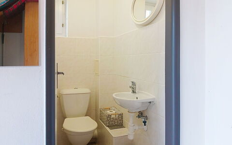 Holiday Hill 28: Mur, Luminaire Plomberie, Lavabo, Salle De Bains, Sol, Sol, Design Intérieur, Évier, Siège De Toilette, Toilette