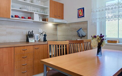 Holiday Hill 28: Meubles, Cabinetry, Sol, Cuisine, Comptoir, Bois, Design Intérieur, Appareil De Cuisine, Sol, Placard