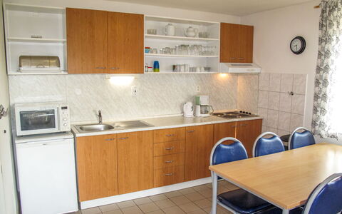 Holiday Hill 28: Propriété, Pièce, Meubles, Cuisine, Comptoir, Cabinetry, Bâtiment, Maison, Tuile, Immobilier