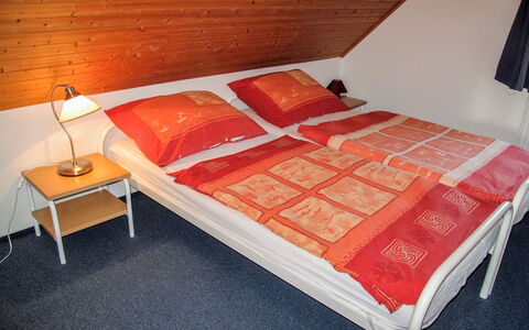 Holiday Hill 28: Lit, Meubles, Chambre, Orange, Pièce, Drap De Lit, Literie, Cadre De Lit, Propriété, Matelas