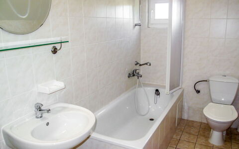 Holiday Hill 28: Salle De Bains, Propriété, Pièce, Mur, Robinet, Luminaire Plomberie, Tuile, Toilette, Siège De Toilette, Sol