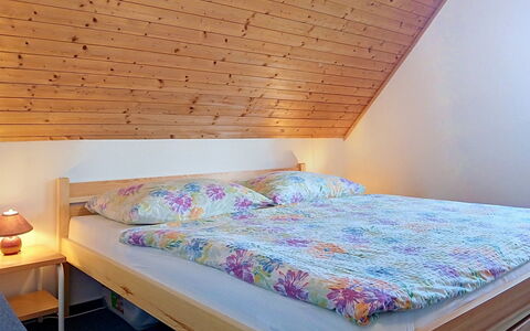 Holiday Hill 32: Lit, Chambre, Bois, Literie, Drap De Lit, Design Intérieur, Sol, Sol, Pièce, Cadre De Lit