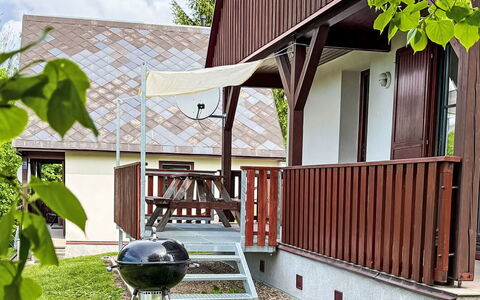 Holiday Hill 32: Chalet, Domicile, Porche, Pelouse, Jardin, Arrière-Cour, Cour, Ombre, Aménagement Paysager, Siding