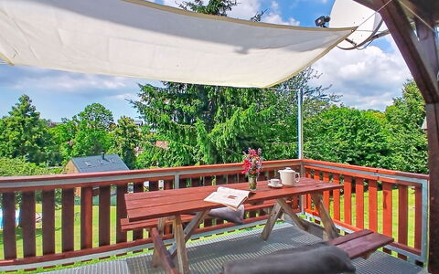 Holiday Hill 32: Mobilier De Jardin, Ombre, Porche, Tableau De Plein Air, Plate-Forme, Chaise, Structure En Plein Air, Patio, Arrière-Cour, Tache De Bois
