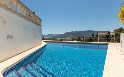 Can Gy: L'Eau, Ciel, Plante, Piscine, Bleu Azur, Bâtiment, Rectangle, Loisir, Composite, Maison