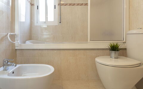 Lorena: Salle De Bains, Pièce, Propriété, Tuile, Luminaire Plomberie, Toilette, Mur, Robinet, Sol, Design Intérieur
