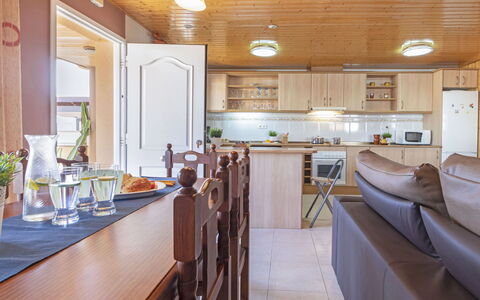 Lorena: Comptoir, Pièce, Propriété, Plafond, Bâtiment, Design Intérieur, Meubles, Cuisine, Cabinetry, Immobilier
