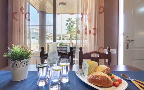 Lorena: Pièce, Propriété, Design Intérieur, Brunch, Table, Salle À Manger, Meubles, Petit Déjeuner, Domicile, Rideau