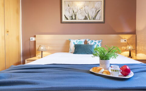 Lorena: Chambre, Lit, Meubles, Pièce, Propriété, Drap De Lit, Design Intérieur, Suite, Matelas, Cadre De Lit
