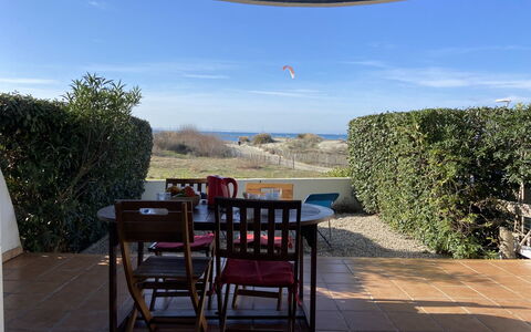Le Grand Large: Ciel, Plante, Chaise, Ombre, Bois, Table, Sol, Paysage, Herbe, Nuage