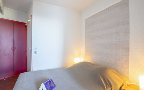 Le Grand Large: Pièce, Chambre, Lit, Propriété, Drap De Lit, Meubles, Matelas, Mur, Literie, Plâtre