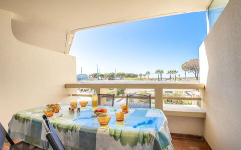 Ulysse Port de Plage: Table, Bâtiment, Propriété, Meubles, Vaisselle, Ciel, Bleu Azur, Design Intérieur, Chaise, Architecture