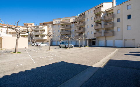 Terrasse du Soleil: Propriété, Bleu, Zone Résidentielle, Architecture, Bâtiment, Ville, Ciel, Quartier, Appartement, Établissements Humains
