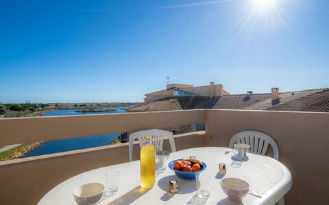 Terrasse du Soleil: Table, Ciel, Vaisselle, Jour, Propriété, Meubles, L'Eau, Lumière, Bleu Azur, Bâtiment