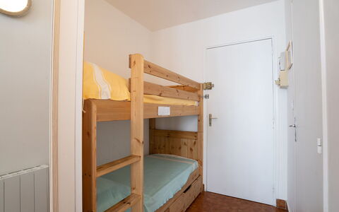 Saint Patrick: Pièce, Lit, Propriété, Meubles, Lit Superposé, Hôtel, Maison, Bâtiment, Sol, Chambre