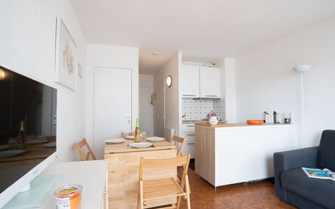 Saint Patrick: Pièce, Propriété, Meubles, Design Intérieur, Bâtiment, Sol, Maison, Plafond, Mur, Table