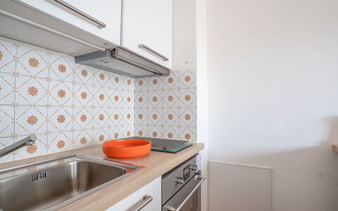 Saint Patrick: Propriété, Orange, Pièce, Meubles, Cuisine, Tuile, Maison, Comptoir, Design Intérieur, Cabinetry