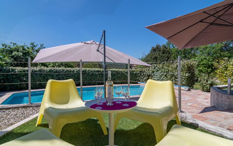 Bois D'Astros: Ciel, Meubles, Table, Bâtiment, L'Eau, Plante, Piscine, Chaise, Arbre, Balancelle
