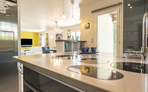 Bois D'Astros: Cabinetry, Comptoir, Meubles, Bâtiment, Appareil De Cuisine, Évier, Cuisine, Table, Robinet, Maison