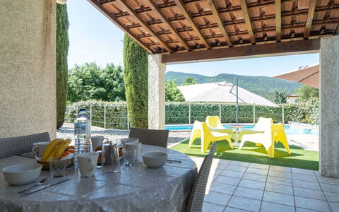 Bois D'Astros: Table, Meubles, Propriété, Ciel, Vaisselle, Plante, Chaise, Ombre, Design Intérieur, Mobilier De Jardin