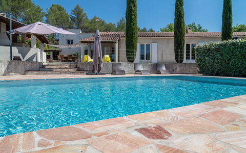 Bois D'Astros: L'Eau, Ciel, Plante, Piscine, Bleu Azur, Bâtiment, Plan D'Eau, Chaise, Loisir, Arbre