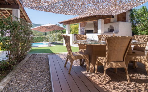 Bois D'Astros: Plante, Bâtiment, Ciel, Bois, Chaise, Ombre, Fenêtre, Design Intérieur, Chalet, Arbre