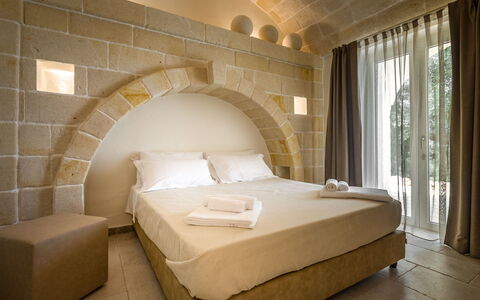 Corte dei Messapi | Sleeps 24: Chambre, Lit, Meubles, Pièce, Propriété, Mur, Design Intérieur, Cadre De Lit, Drap De Lit, Suite
