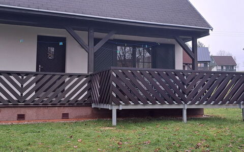 Holiday Hill 39: Propriété, Plante, Bâtiment, Fenêtre, Bois, Ombre, Architecture, Maison, Herbe, Mur