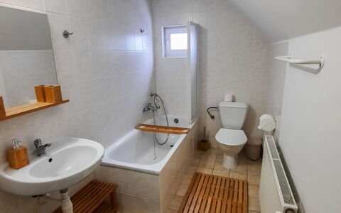 Holiday Hill 47: Robinet, Luminaire Plomberie, Évier, Lavabo, Propriété, Baignoire, Bâtiment, Bois, Salle De Bains, Miroir
