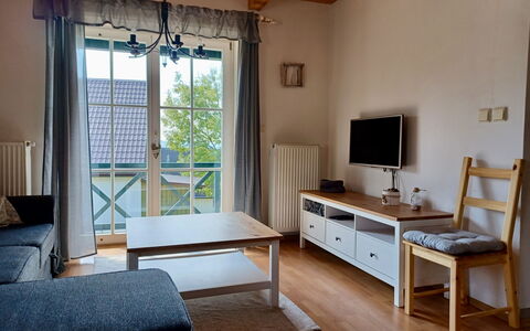 Holiday Hill 47: Meubles, Propriété, Canapé, Confort, Table, Bois, Télévision, Bâtiment, Sol, Ombre
