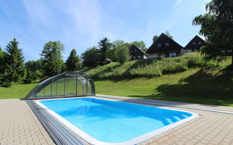 Holiday Hill 47: L'Eau, Nuage, Ciel, Plante, Propriété, Piscine, Bleu Azur, Arbre, Bâtiment, Rectangle