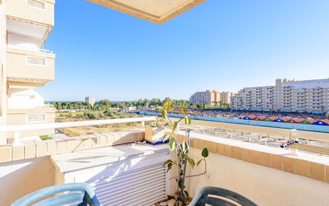 Jardin: Ciel, Meubles, Bâtiment, Ombre, Station Balnéaire, Mobilier De Jardin, Chaise, Condominium, Piscine, Design Urbain