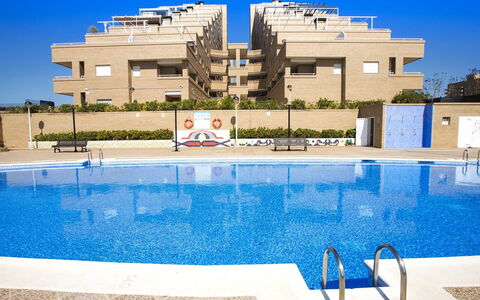 Jardin: L'Eau, Ciel, Bâtiment, Bleu, Piscine, Bleu Azur, Ombre, Condominium, Loisir, Mobilier De Jardin