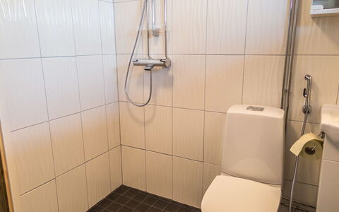 Venuskukkula: Siège De Toilette, Salle De Bains, Toilette, Luminaire Plomberie, Sol, Sol, Design Intérieur, Plomberie, Tuile, Pièce