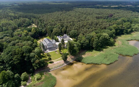 Manowce Palace: Arbre, Voie Navigable, Banque, Biens, Paysage, Cours D'Eau, Domicile, Manoir, Canal, Vue Du Ciel