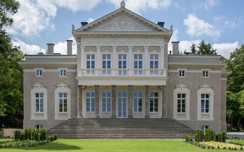 Manowce Palace: Biens, Manoir, Pelouse, Demeure Seigneuriale, Architecture Classique, Villa, Jardin, Aménagement Paysager, Palais, Moulage