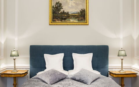 Manowce Palace: Meubles, Design Intérieur, Chambre, Lit, Literie, Sol, Bois, Sol, Drap De Lit, Pièce