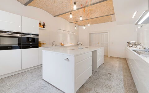 Manowce Palace: Cuisine, Sol, Design Intérieur, Comptoir, Bois, Plafond, Sol, Luminaire, Éclairage, Cabinetry