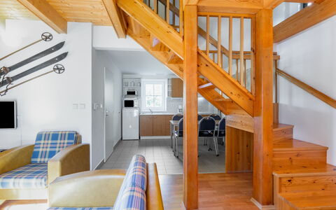 Holiday Hill 35: Propriété, Meubles, Bâtiment, Escaliers, Bois, Design Intérieur, Cadre, Éclairage, Confort