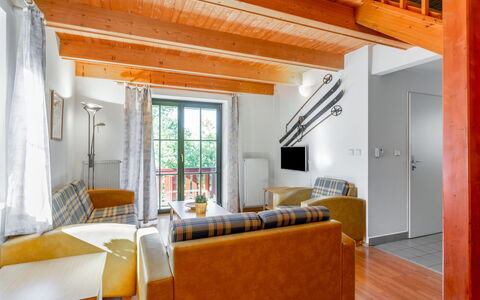 Holiday Hill 35: Propriété, Canapé, Meubles, Bâtiment, Bois, Confort, Fenêtre, Orange, Ombre