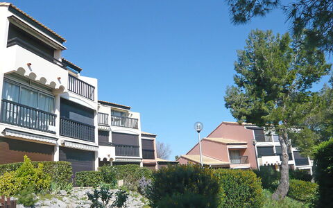 Saint Pierre la Mer 110: Plante, Ciel, Jour, Bâtiment, Propriété, Fenêtre, Arbre, Design Urbain, Quartier, Zone Résidentielle