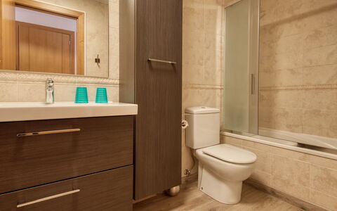 Dénia 479: Salle De Bains, Pièce, Propriété, Sol, Design Intérieur, Tuile, Évier, Meubles, Robinet, Architecture