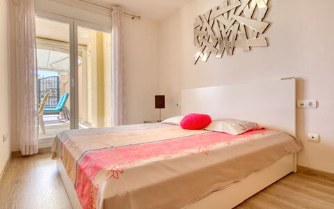 Dénia 479: Chambre, Lit, Meubles, Pièce, Propriété, Design Intérieur, Mur, Cadre De Lit, Drap De Lit, Rose
