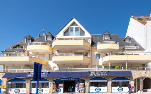 Quiberon 123: Ciel, Bâtiment, Fenêtre, Bleu, Architecture, Design Urbain, Quartier, Zone Résidentielle, Condominium, Façade