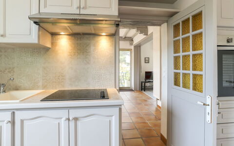 Saint Palais sur Mer 148: Comptoir, Cabinetry, Pièce, Propriété, Cuisine, Meubles, Design Intérieur, Tuile, Bâtiment, Jaune