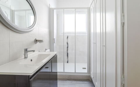 Saint Palais sur Mer 148: Salle De Bains, Pièce, Blanc, Propriété, Sol, Design Intérieur, Tuile, Architecture, Plafond, Bâtiment