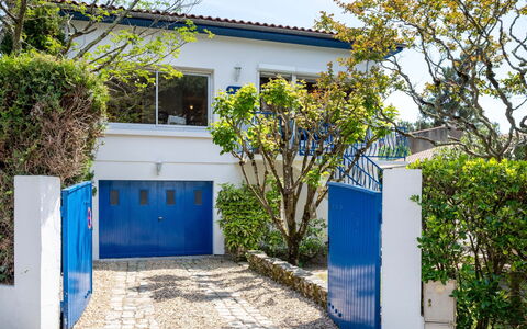 Saint Palais sur Mer 148: Plante, Propriété, Ciel, Bâtiment, Arbre, Porte, Ombre, Jaune, Lot Terre